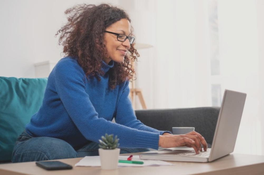 Teilnehmer diskutieren Workshopinhalte in entspannter Atmosphäre